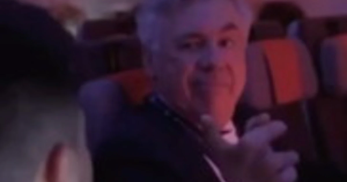 Carlo Ancelotti fuori controllo in aereo: il video fa il giro del mondo