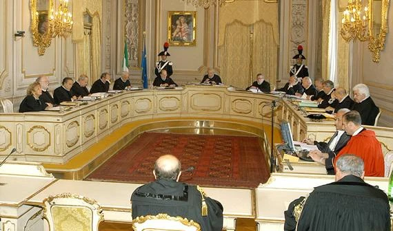 Stipendi, benefit, auto bluI 15 giudici della Consultaci costano 3 milioni a toga