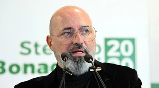 Stefano Bonaccini, si aggravano le condizioni: "Polmonite bilaterale, tosse persistente. Ma per ora niente ricovero"