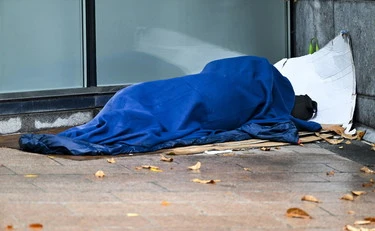 Sanremo, l'orrore: 13enne tunisino dà fuoco a un clochard e gli ruba lo zaino