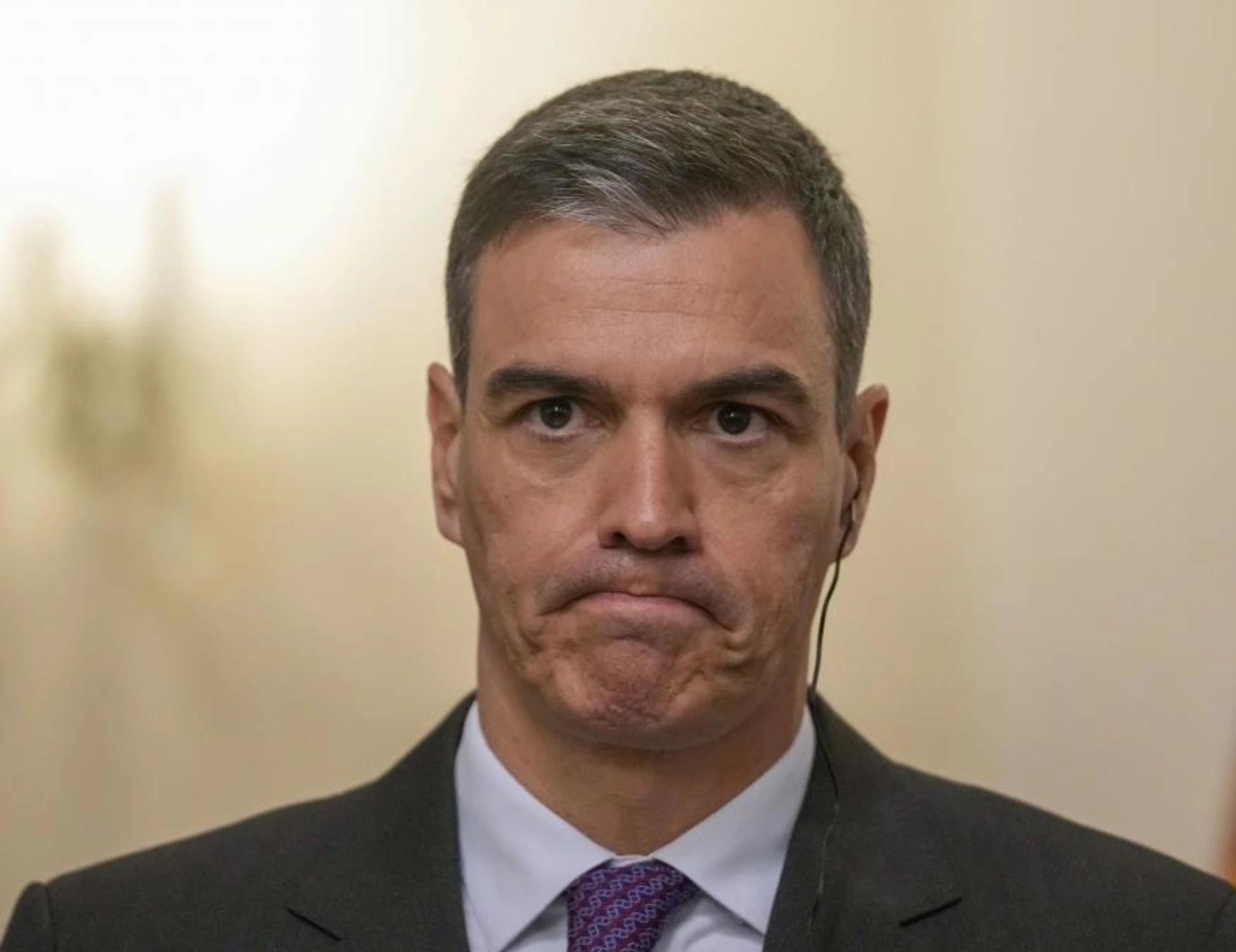 Pedro Sanchez si inchina a Donald Trump: 2,2 miliardi alle forze armate