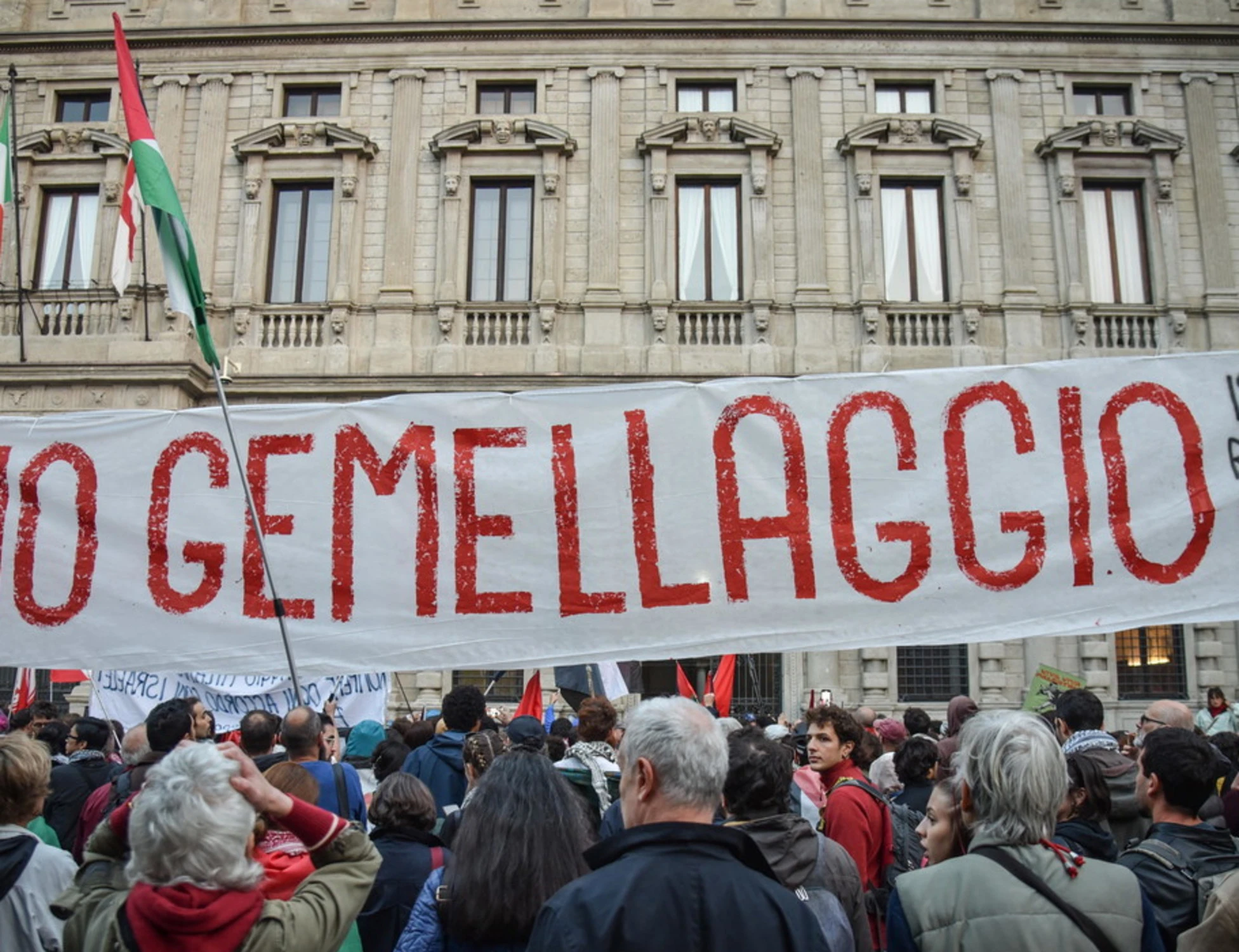 Milano, bocciato lo stop al gemellaggio con Tel Aviv: scontri tra agenti e pro Pal