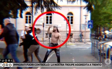 Fuori dal coro, branco di immigrati aggredisce l'inviato di Rete 4: immagini forti