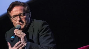 Domenica In, Christian De Sica "irriconoscibile". Come si presenta in studio da Mara Venier