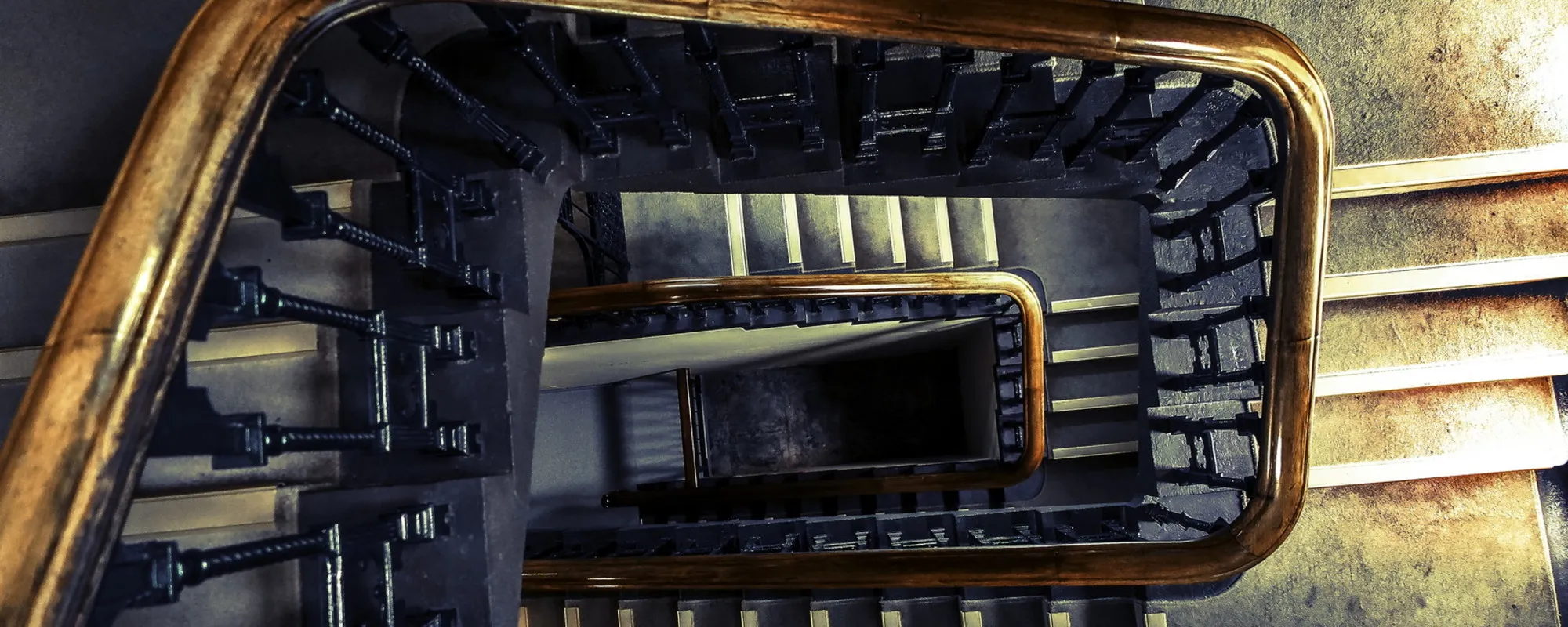 Precipita dalla tromba delle scale: morto a 12 anni, il sospetto