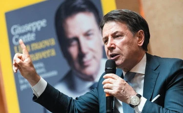 Giuseppe Conte scrive di aver messo in riga Merkel e Draghi: tutto da ridere