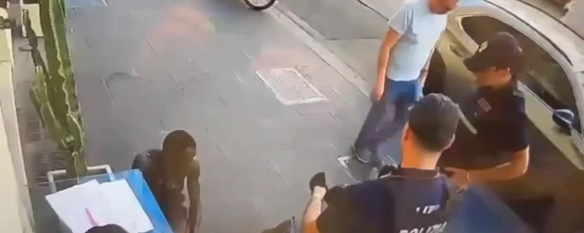 Africano tenta di massacrare due poliziotti? Scandalo: il giudice lo libera subito. Il video-choc