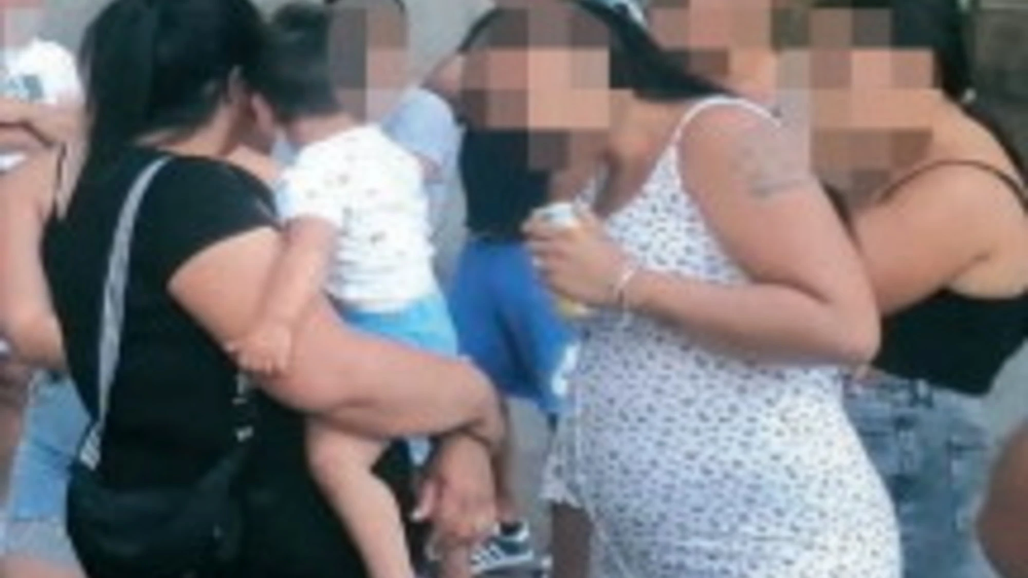 Milano, delirio e minaccia rom: "Il quartiere è sicuro grazie a noi"