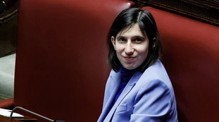 Elly Schlein, leader bifronte: fugge e tace sul suo ruolo da assessore al clima