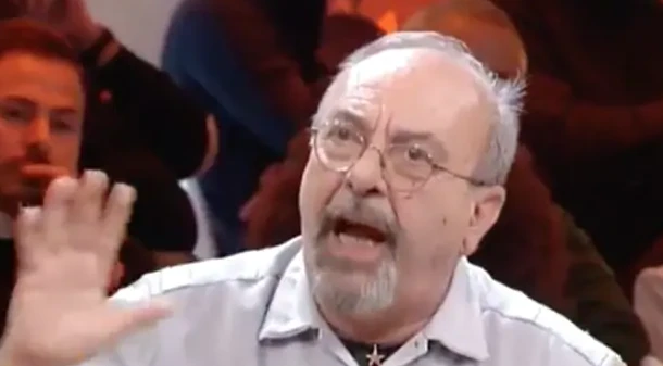 Vauro contro L&apos;Espresso: &quot;Stupida la mia frase &apos;Babbo Natale vagamente pedofilo?&apos; Allora Repubblica..&quot;