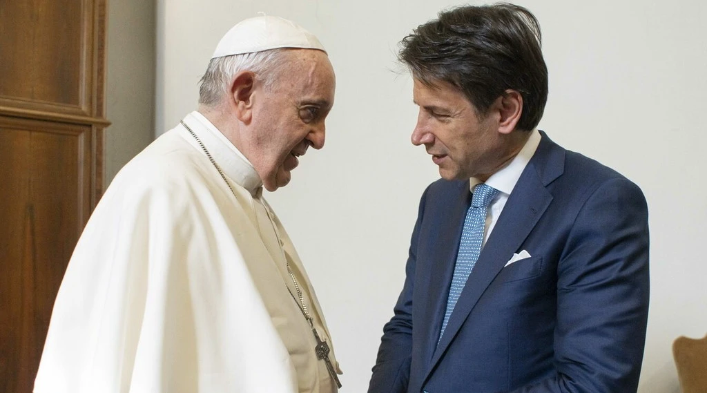 Papa Francesco riceve Giuseppe Conte in Vaticano: coronavirus, un messaggio politico?