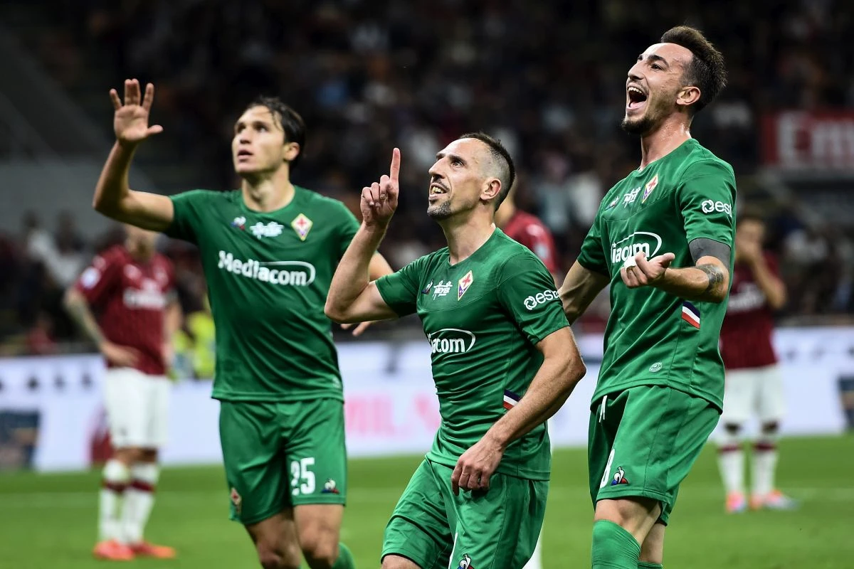 IL MILAN CROLLA TRA I FISCHI A SAN SIRO, LA FIORENTINA PASSA 3-1