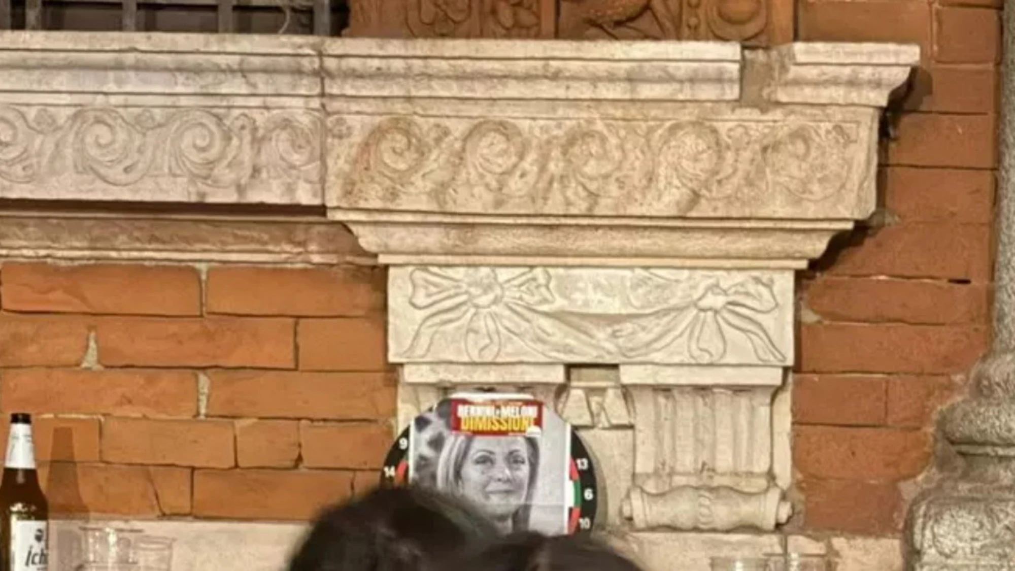 Freccette, il bersaglio è Giorgia Meloni: vergogna in ateneo