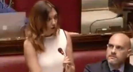 Augusta Montaruli di Fratelli d'Italia zittisce Roberto Fico e ridicolizza la Boldrini: "Deputata?"