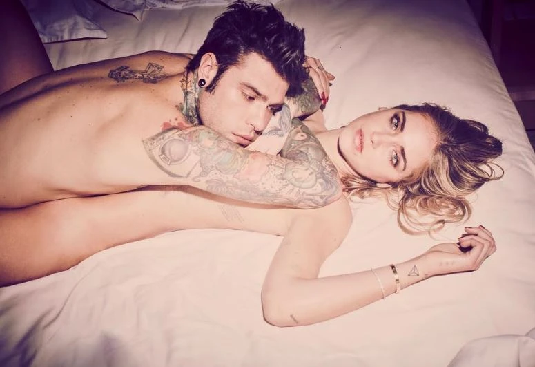 Chiara Ferragni e Fedez senza veli su Instagram: eccoli a letto, la foto a luci rosse