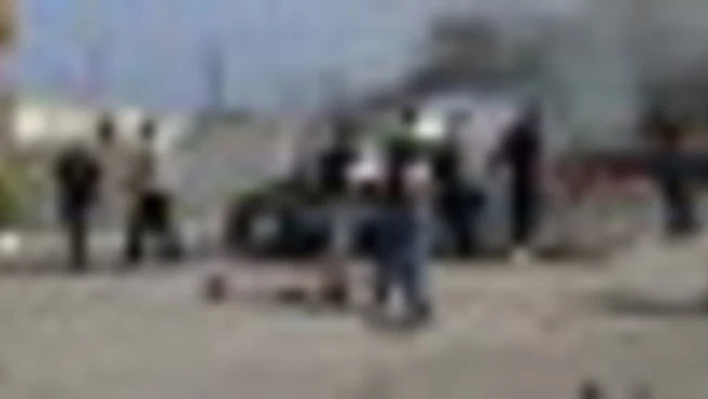 Libano, auto in fiamme dopo i raid israeliani