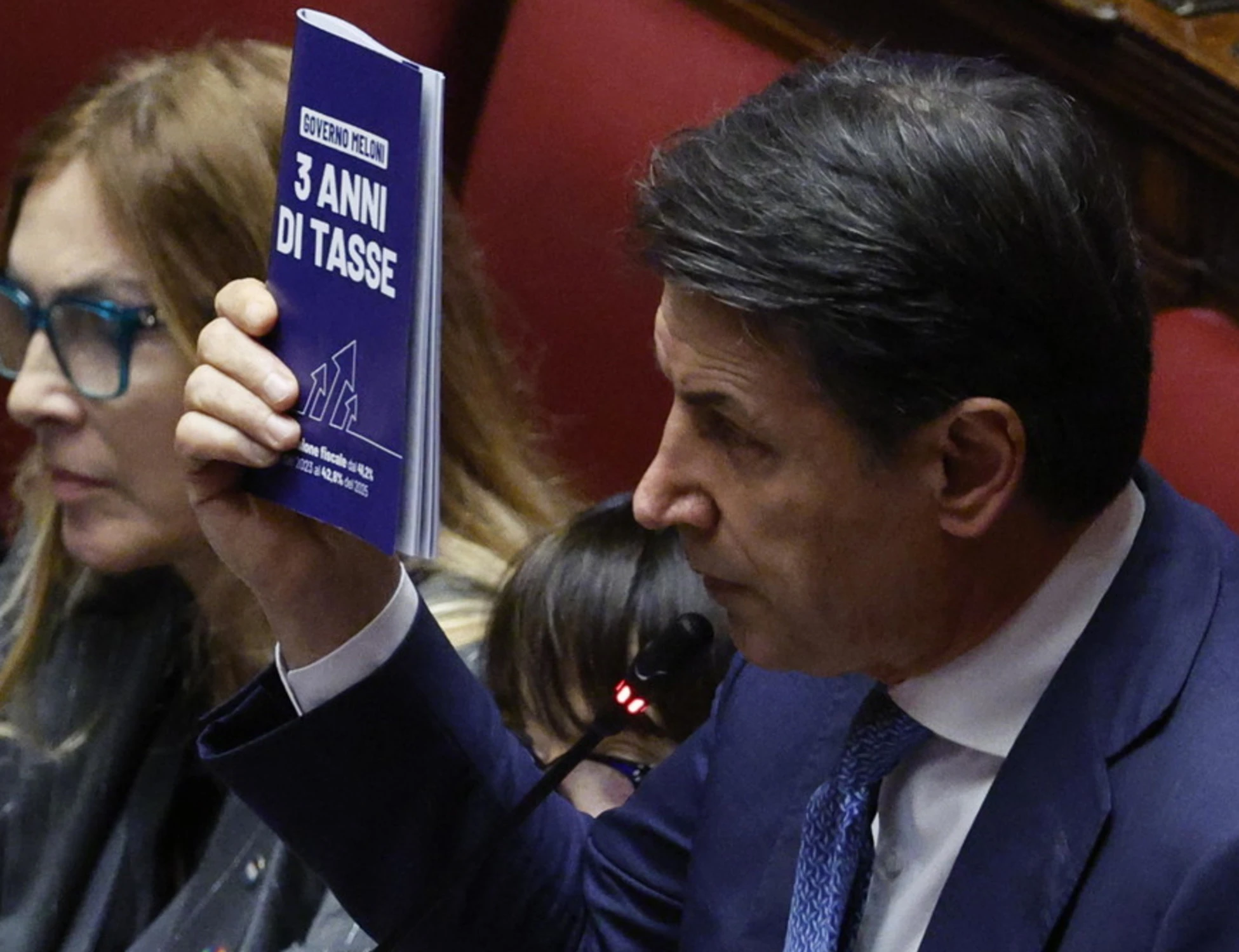 FdI umilia Conte con una foto: "Il finale di questo libro lo hanno scritto gli italiani"