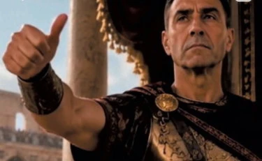 Vannacci, il video virale sui social del generale-imperatore fa impazzire la sinistra