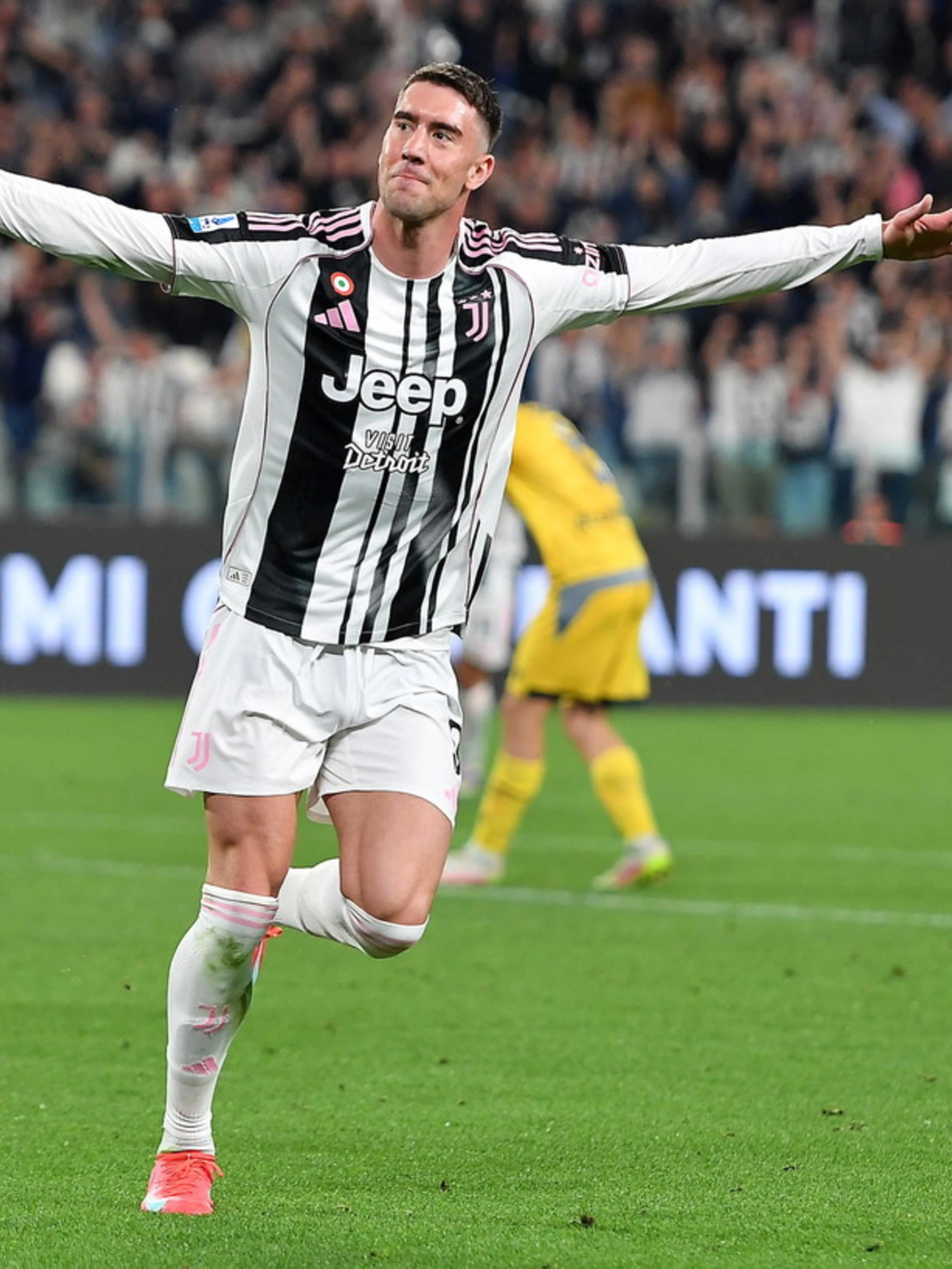 Vlahovic al Milan, uno scambio pazzesco: "Chi passa alla Juve"