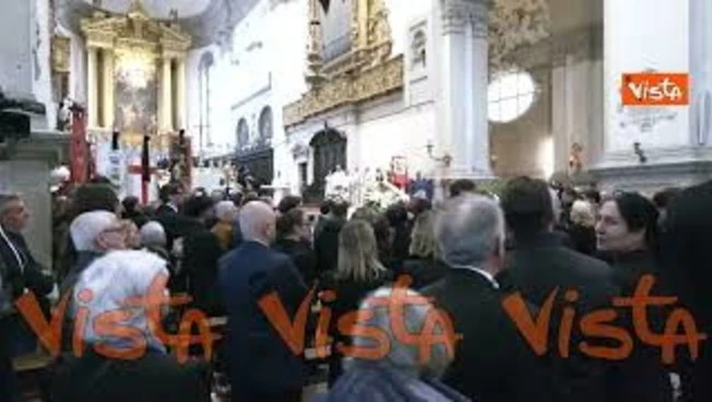 Il funerale di Alex Zanardi a Padova, applausi e commozione