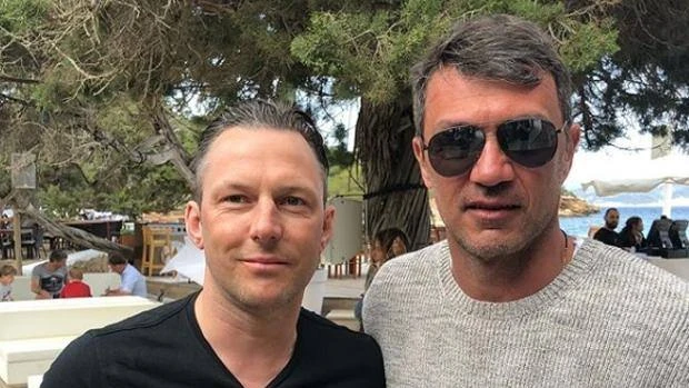 Milan, la rabbia dei tifosi contro Paolo Maldini in vacanza a Ibizia: "Ti sembra il momento?"