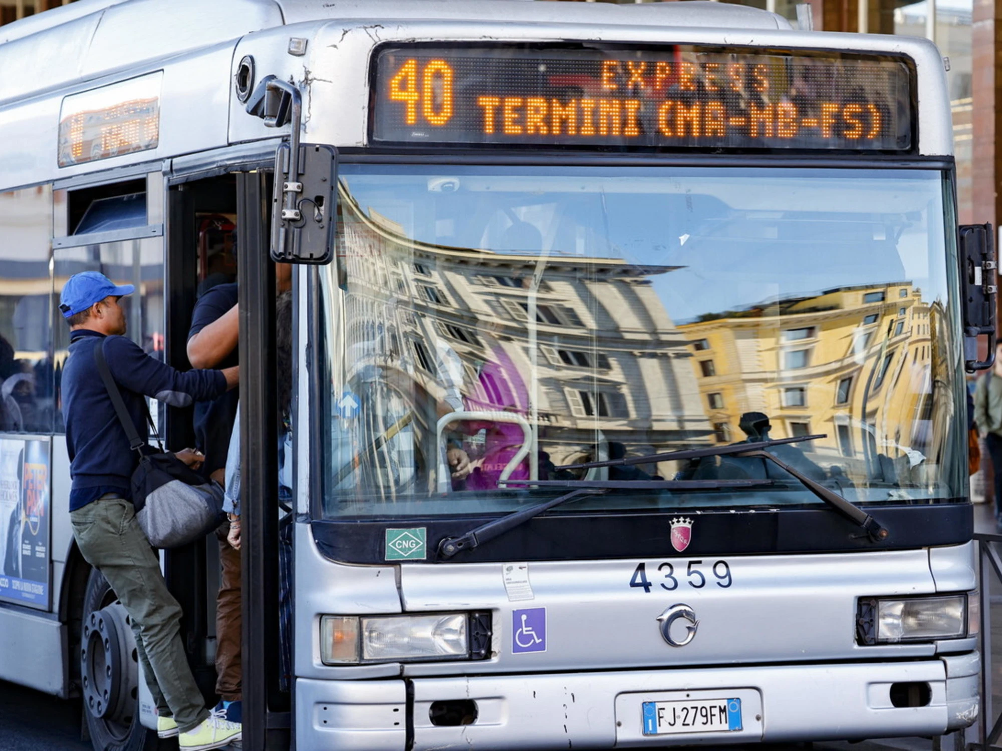 Molestata in strada. Ma ci sono 2 operai: per le belve finisce male