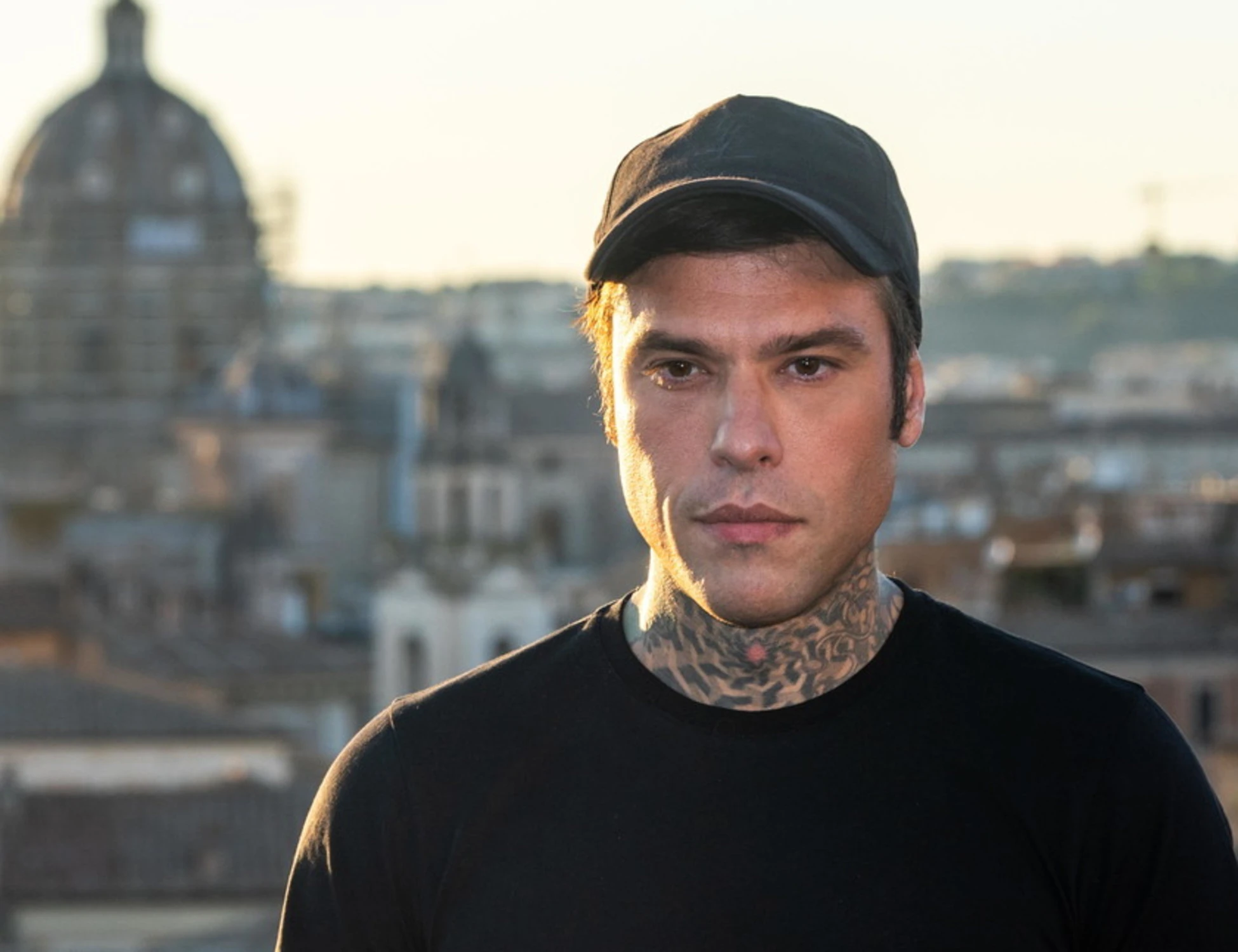 Fedez denunciato da quattro fan: "Gli abbiamo chiesto una foto, ci hanno preso a botte"