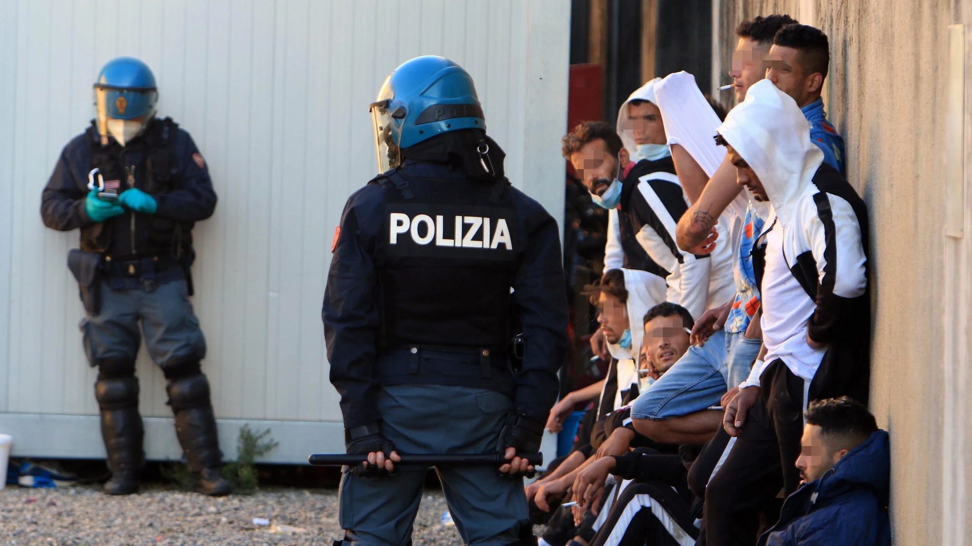 Migranti, ecco cosa cambia con il nuovo disegno di legge: dalle espulsioni ai cellulari nei cpr