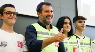 Salvini contestato al Congresso Lega da una donna: "Se ti piacciono le Ong, parti"