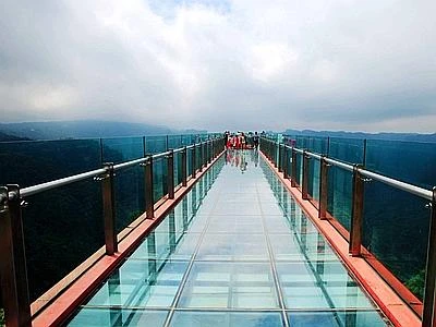 Passeggiata da brividi, lo skywalk in vetro più lungo al mondo è in Cina