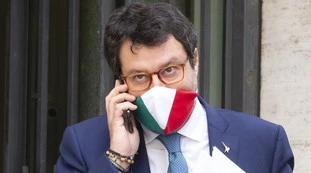 Viktor Orban, l'sms a Matteo Salvini: "Caro amico, siamo con te", il dettaglio tecnologico sconvolge i social