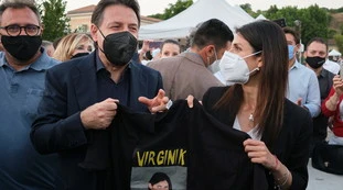 Luigi Di Maio fregato da Giuseppe Conte: "All'improvviso, all'evento per Virginia Raggi". Retroscena: M5s allo sbando