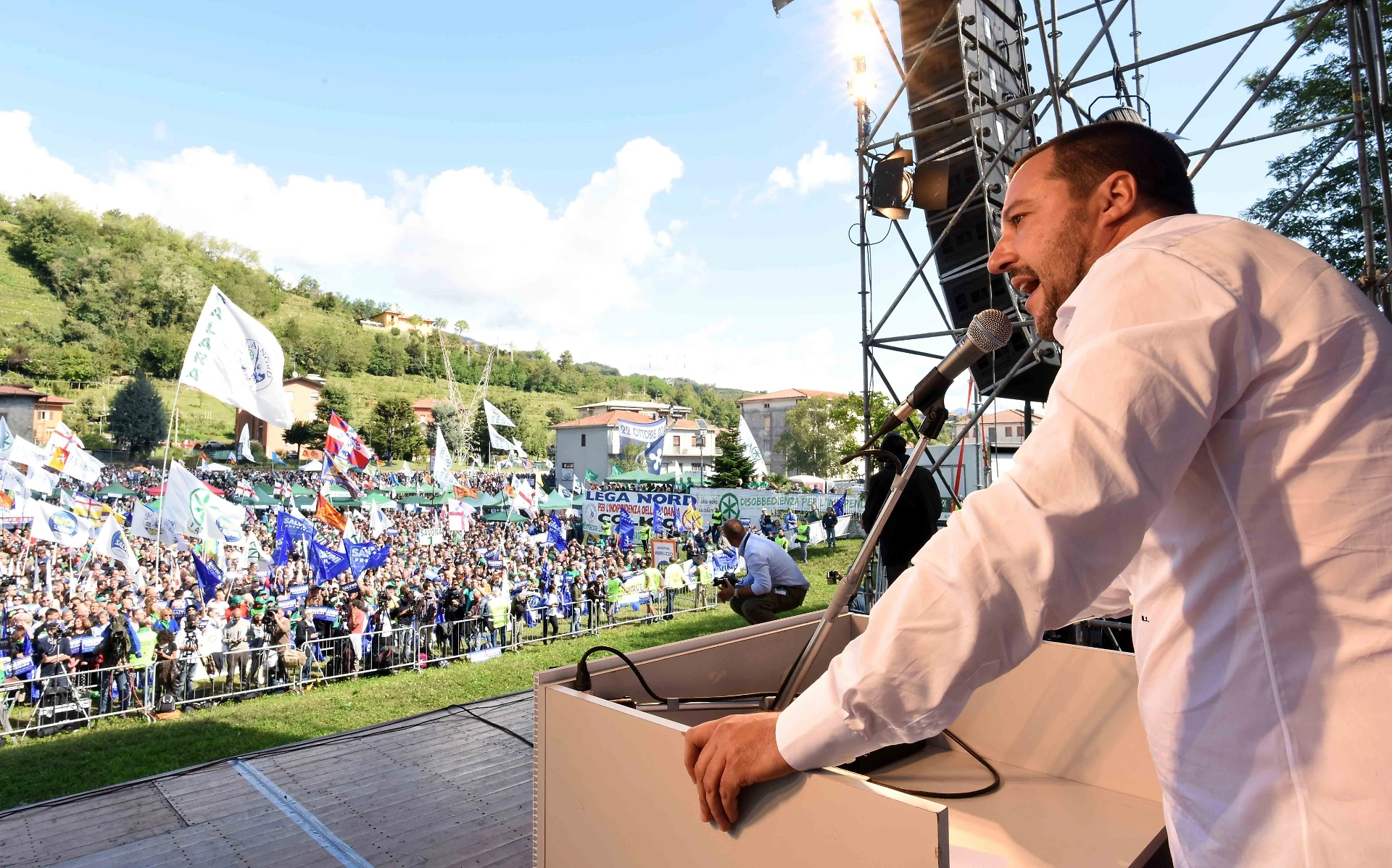 Matteo Salvini, la porcheria del sindaco Pd di Salsomaggiore: il leghista a testa in giù