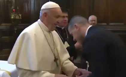 Papa Francesco, il "rischio contagio": no al baciamano, la furia dei conservatori