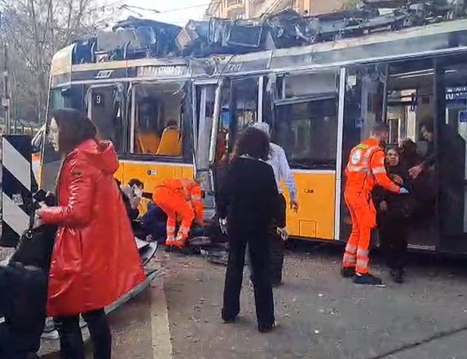 Milano, tram deraglia e finisce contro un palazzo: un morto e 38 feriti