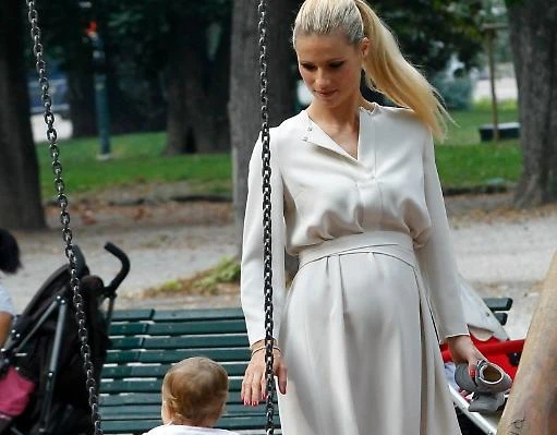 Michelle Hunziker incinta va al parco con la figlia