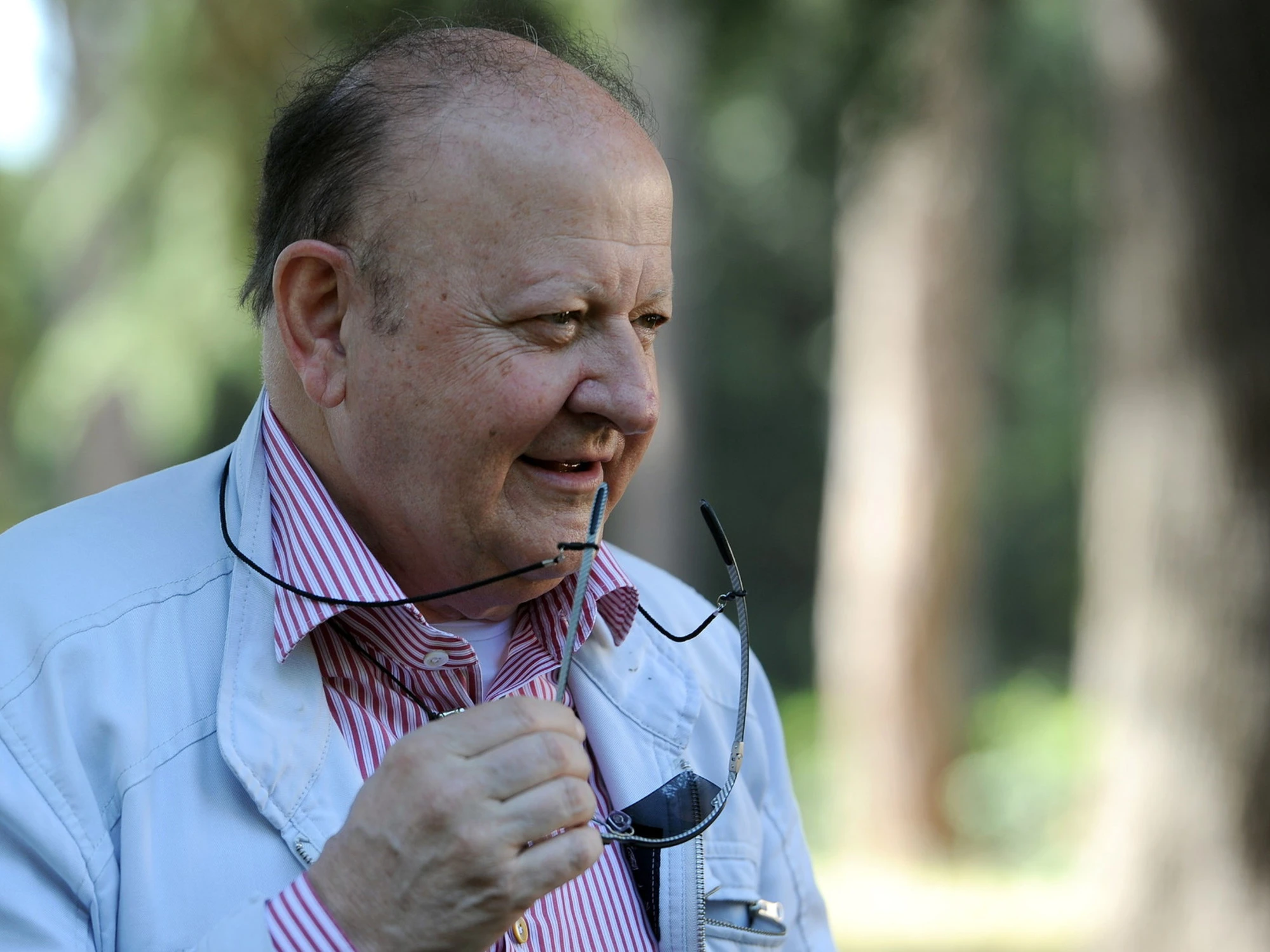 Massimo Boldi cade e sbatte la testa sul marciapiede: ricoverato