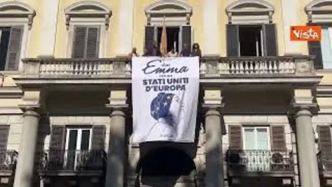 Leggi l'articolo: +Europa srotola grande foto di Emma Bonino dal balcone della sede a un mese dalla scomparsa