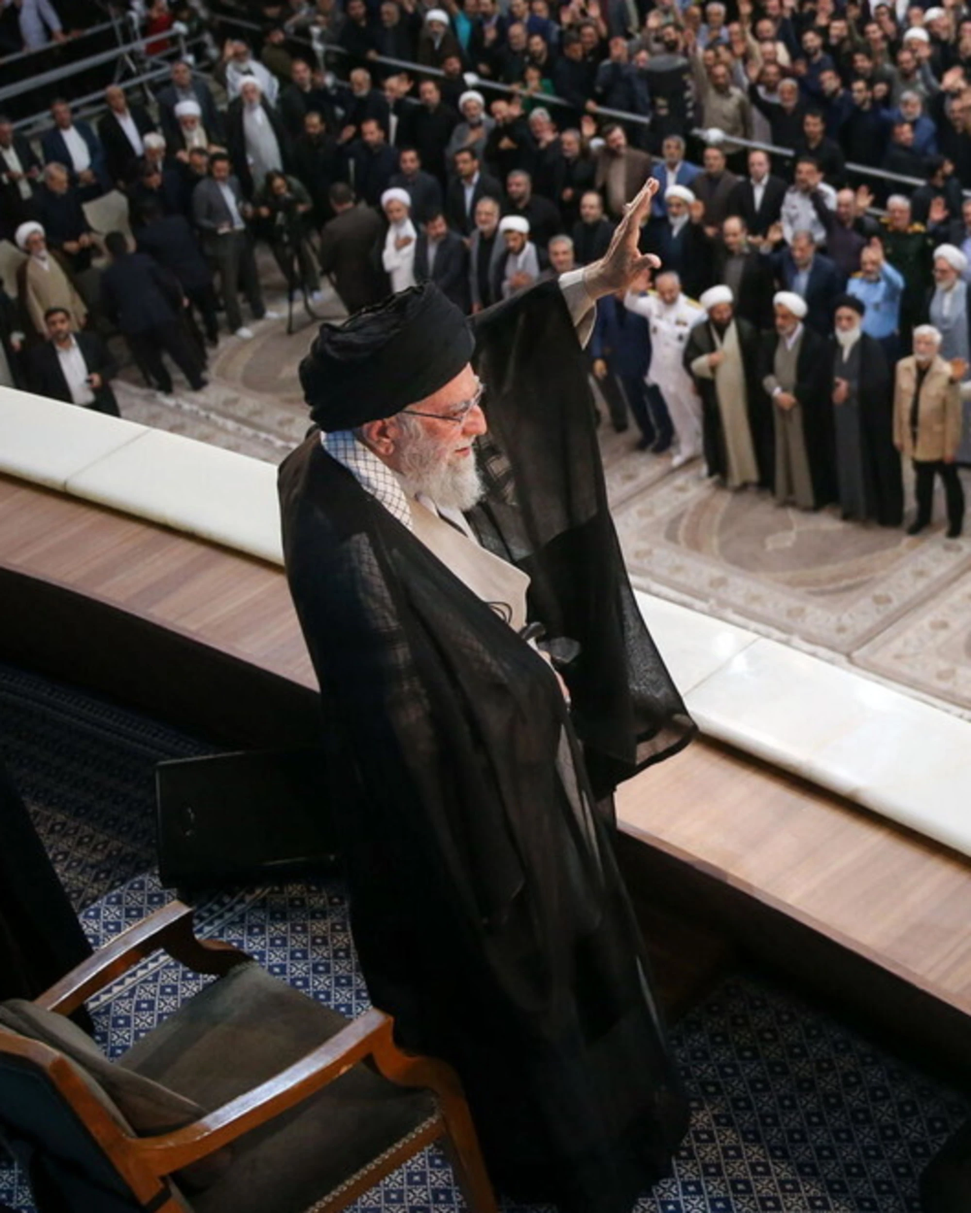Iran, l'ayatollah Khamenei "nascosto e sotto choc": chi gli è rimasto