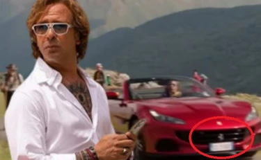 Checco Zalone, la scritta sulla targa della Ferrari in Buen Camino: clamoroso