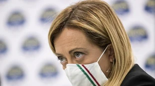 Giorgia Meloni contro Draghi, quel sospetto sui vaccini: "Un obbligo mascherato fatto per non risarcire in caso di problemi"