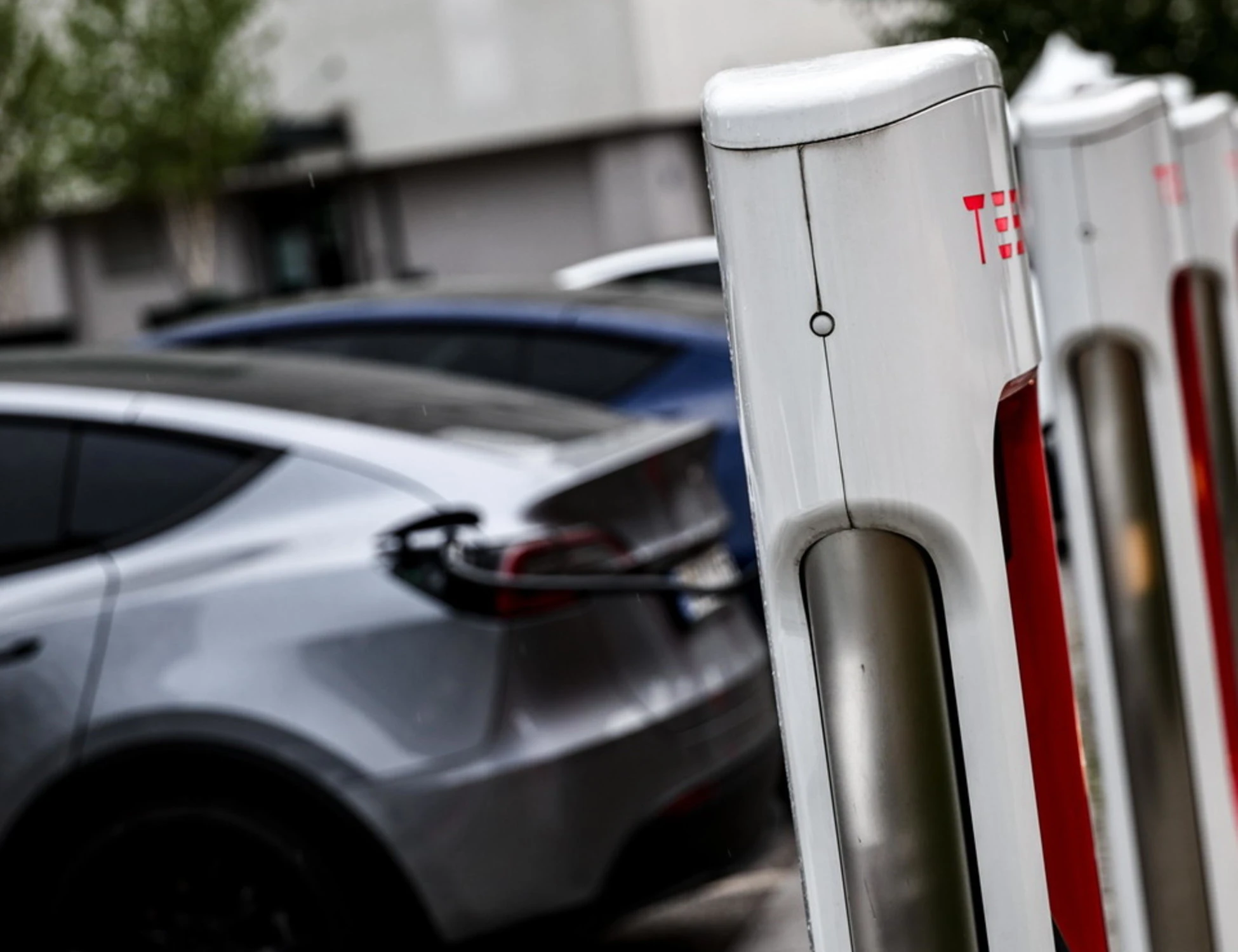 Clienti e imprese si sono accorti che l'auto elettrica è un flop colossale