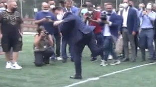 Giuseppe Conte fa lo sborone a Scampia: il calcio di rigore? Lo tira di tacco, finisce così: tragica figuraccia dell'ex premier | Guarda