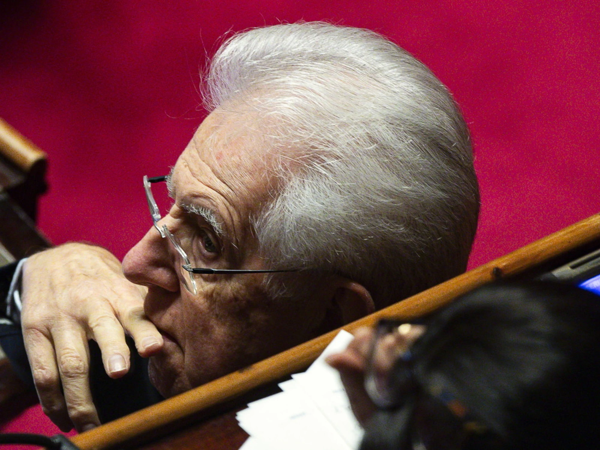 Mario Monti gela la Francia, poi elogia Meloni