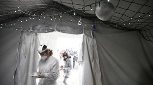Bollettino 31 dicembre, Capodanno con boom di contagi: presagio nero per il 2022, il dato chiave delle intensive