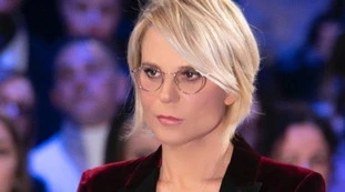 Maria De Filippi entra in studio: si presenta così, il dettaglio che fa impazzire