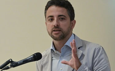 Marco Furfaro insulta Meloni, FdI lo spiana: "Il dramma di non contare nulla"