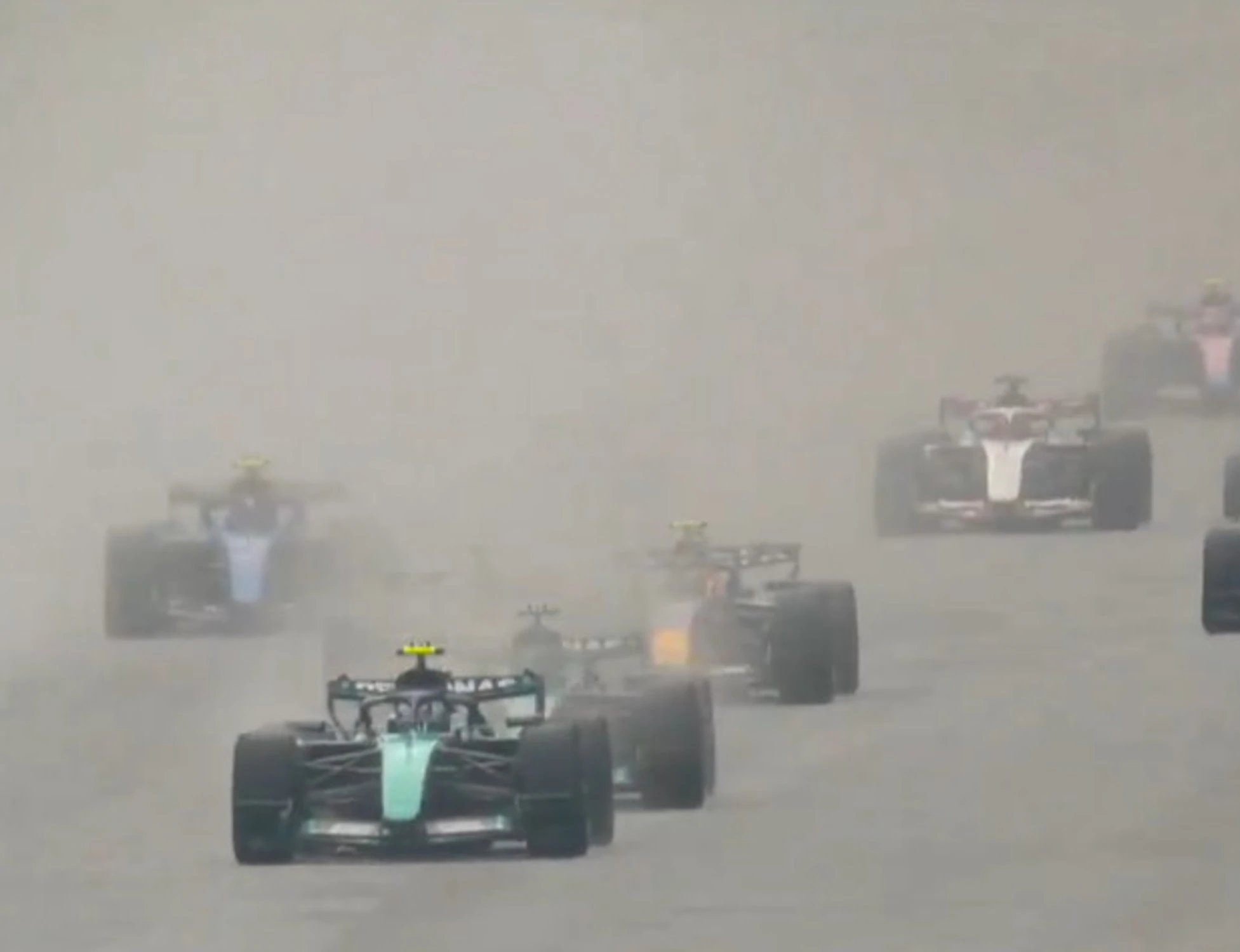Gp Bahrein, Verstappen vince e Kimi Antonelli allunga. Ferrari, Hamilton terzo ma Vasseur sotto accusa