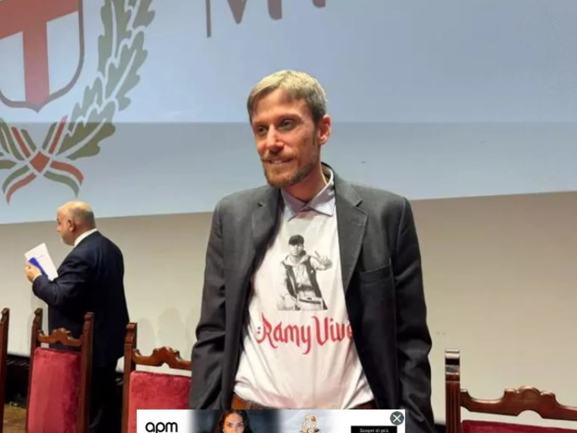 Premiano i carabinieri? Sceneggiata: Gorini con la t-shirt per Ramy