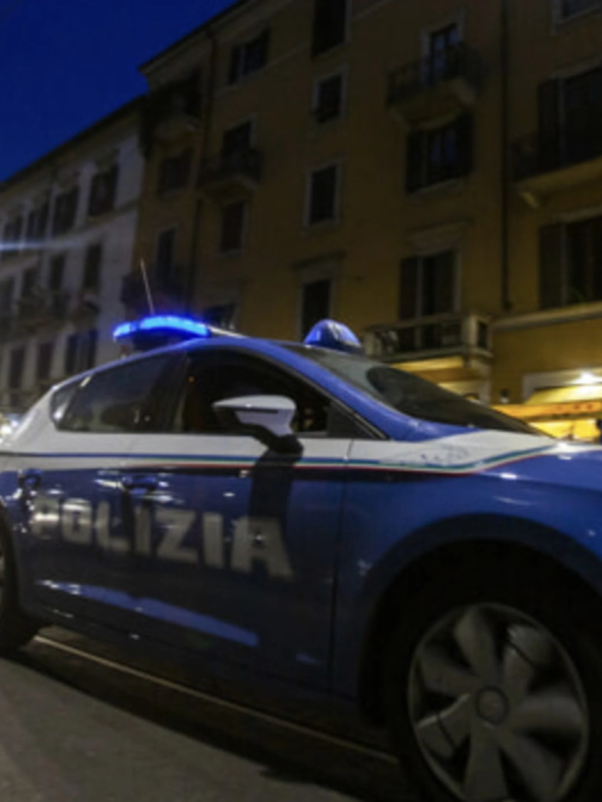 La caccia alle divise e la strategia del caos